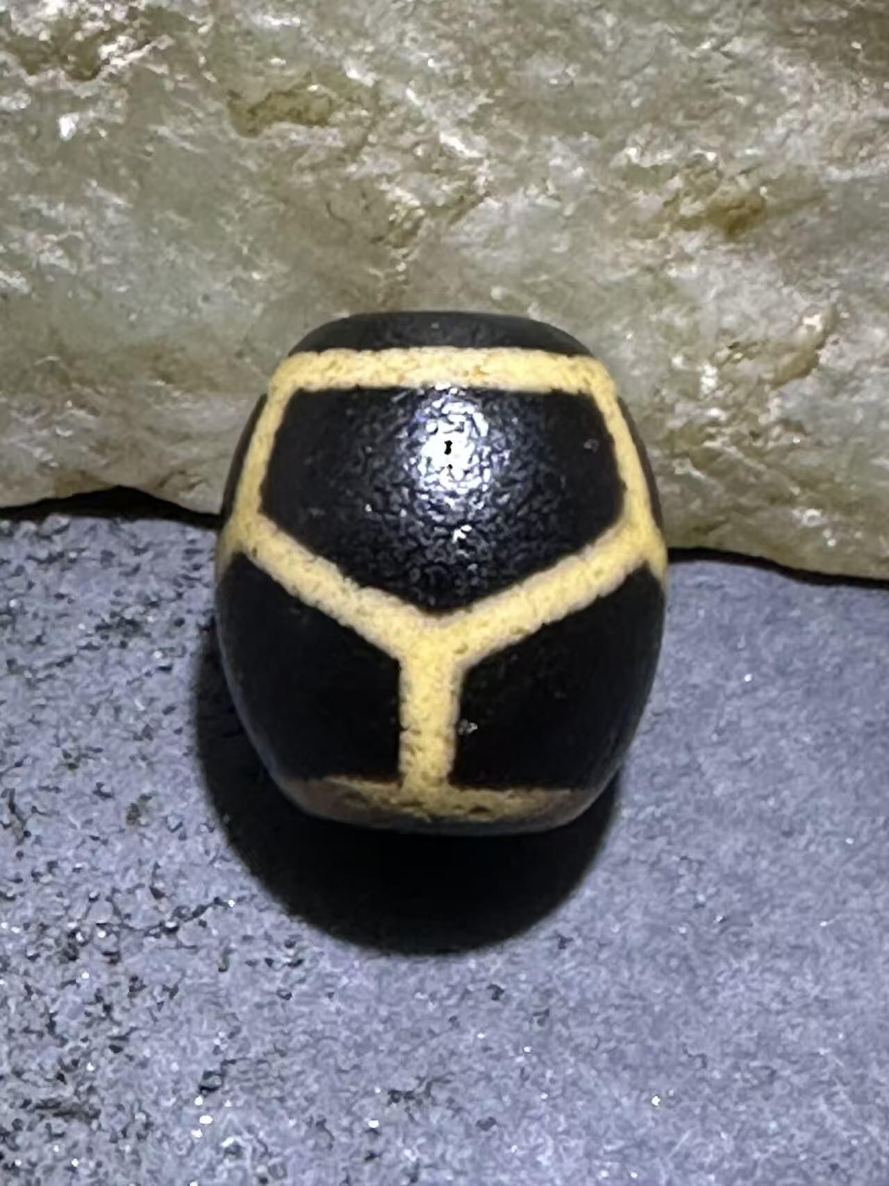 仅此一颗，精品藏传龟甲玛瑙天珠一颗，，