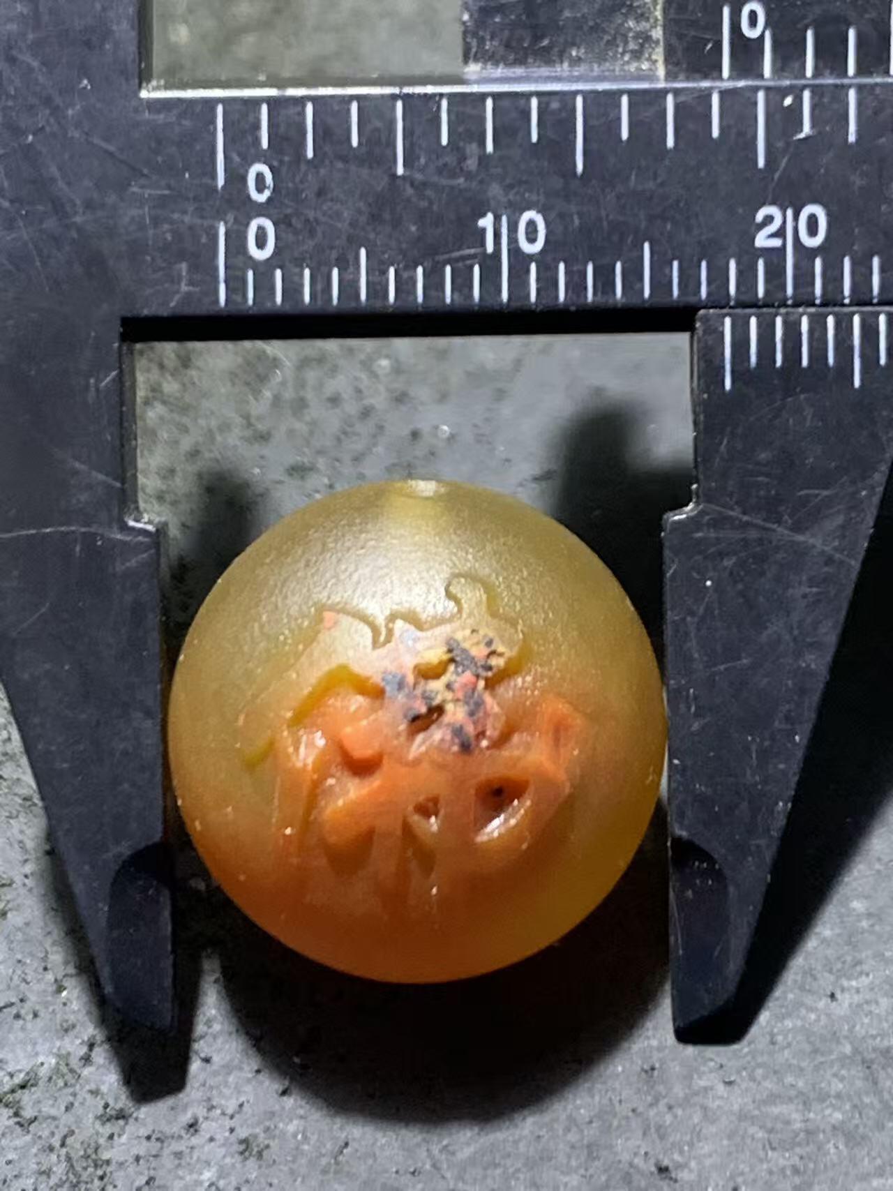 精美哑光冻料原皮战国红玛瑙手工雕刻佛字圆珠一颗！