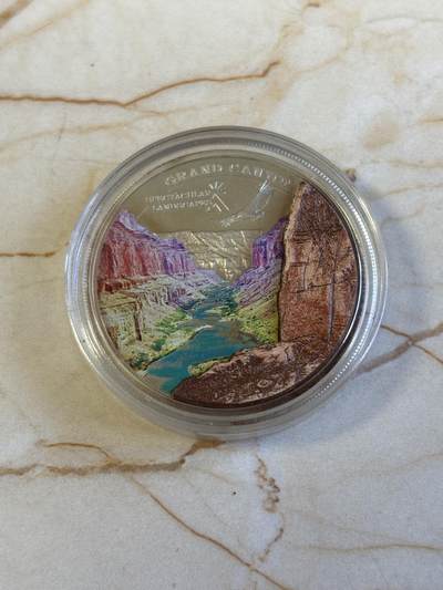 第181期拍卖 - 库克2014年美国科罗拉多大峡谷镶嵌石片彩色精制纪念银币，925银，20克，有氧化