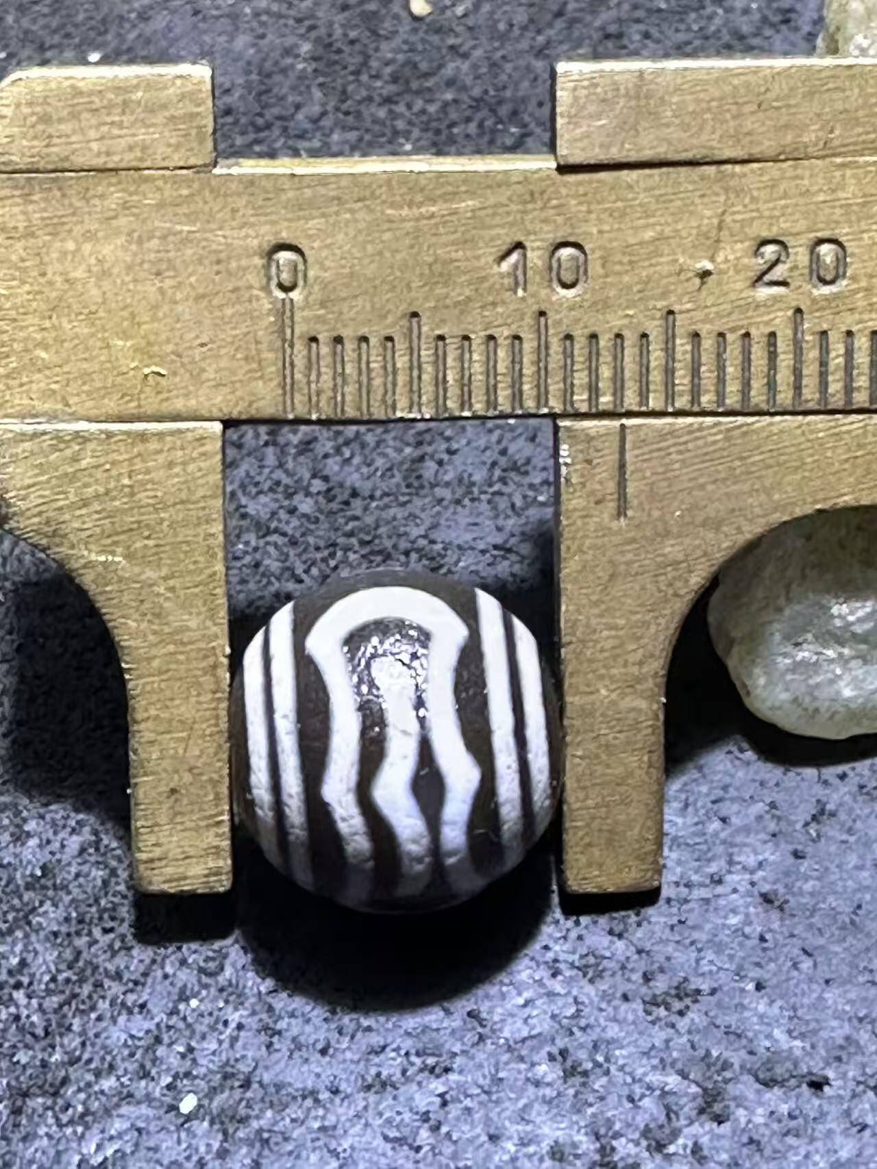 仅此一颗，精品藏传灰色大鹏天珠一颗，，