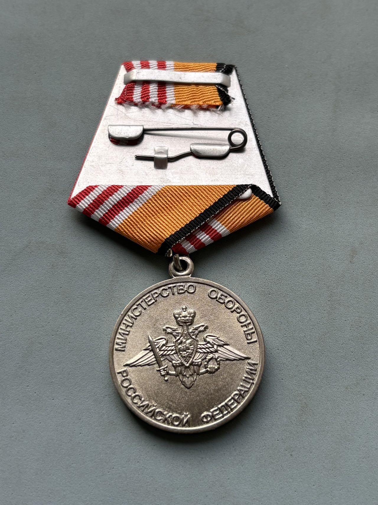 盛世勋华——号角文化勋章邮票专场拍卖第289期 俄罗斯联邦国防部“格列科夫艺术家奖章”，授予俄军及其他部队的军人、文职人员；组织军事艺术活动的单位人员；创作军事爱国主题高级艺术作品的俄罗斯公民，2014年5月30日由俄罗斯国防部第370号命令设立，其前身是1966年苏联文化部设立的同名奖章（1991年后取消，2014年恢复），该奖章是俄罗斯军事荣誉体系中少见的文化类奖项，用于连接艺术创作与军事精神。