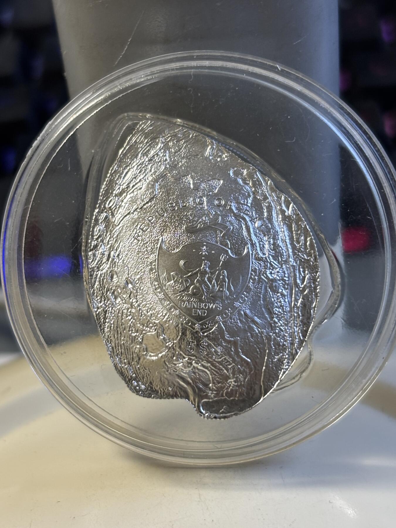 第181期拍卖 帕劳2012年彩鲍含珠精制鲍鱼贝壳幻彩镶珍珠银币带证书，999银，25克，发行2000枚