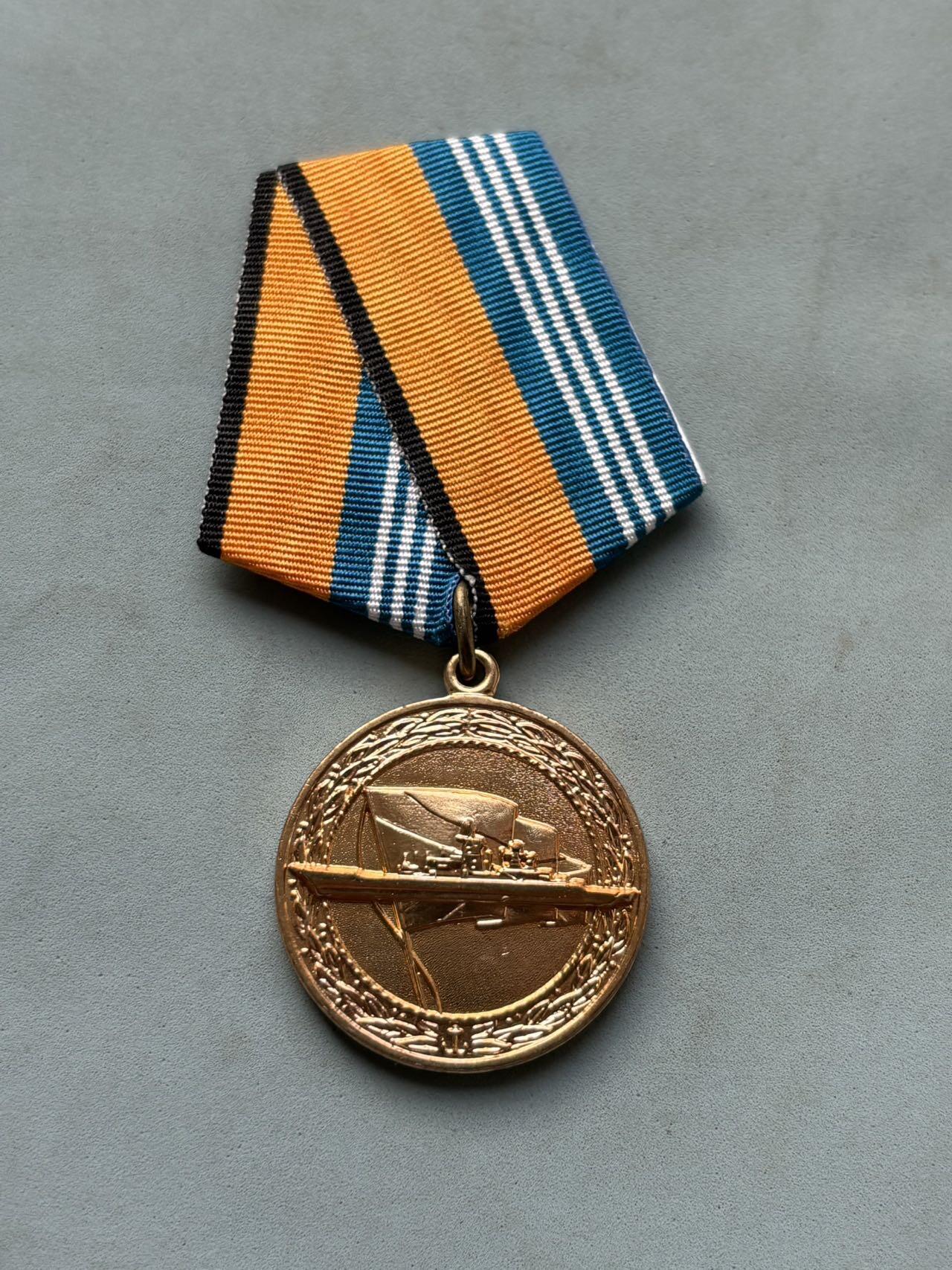 盛世勋华——号角文化勋章邮票专场拍卖第289期 俄罗斯联邦国防部“在海军中服役优异奖章” 俄罗斯海军（含潜艇部队、水面舰艇部队等）的现役/退役军人； 为海军装备研发、基地建设、作战训练作出突出贡献的军工人员、文职人员等，该奖章的设立是俄罗斯强化海军建设的配套荣誉措施之一