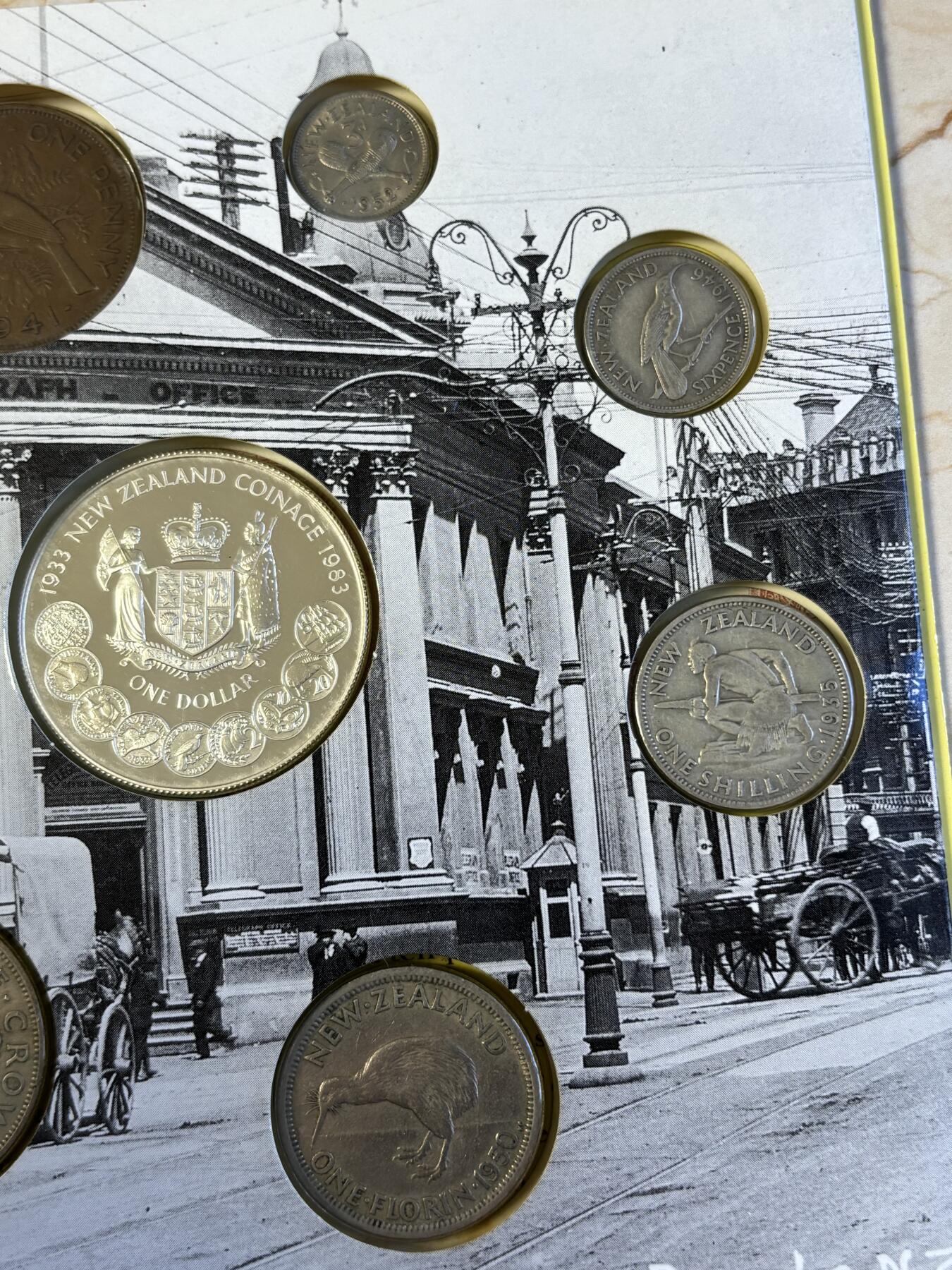 第181期拍卖 册装新西兰 1934-1983年 8枚精装套币 含2枚纪念银币，大银币含银925，重28.28克，1935年的含500银，5.65克，银价差不多340