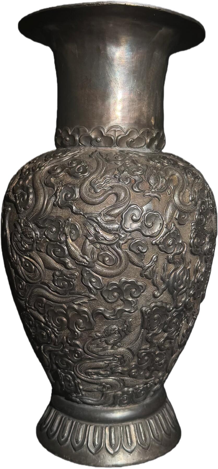 中新泰星2025年秋拍 钱币纪念章专场 清代高浮雕龙纹大型银质花瓶一件