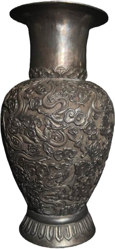 中新泰星2025年秋拍 钱币纪念章专场 - 清代高浮雕龙纹大型银质花瓶一件