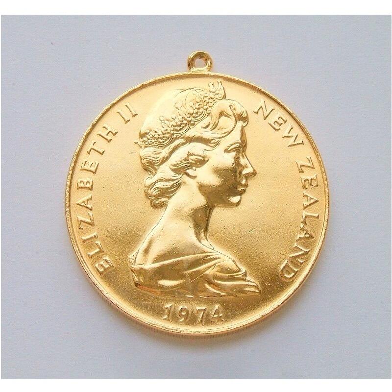 新西兰1974年 伊丽莎白英联运动会 镀金高浮雕精制币章吊坠 40MM