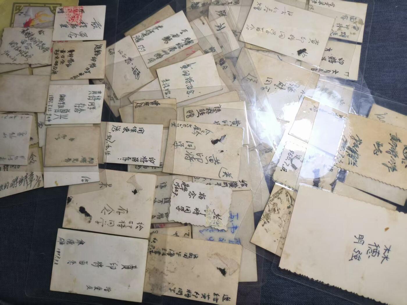 罗岚⭐爱藏⭐精品专拍第七场-分享拍场赚佣（周六有群拍，详细看简介） 解放军21份照片，贺卡，和解放军慰问手册 一套一个家族的 全塑封处理 含部分军装照、佩戴抗美等奖章照片  