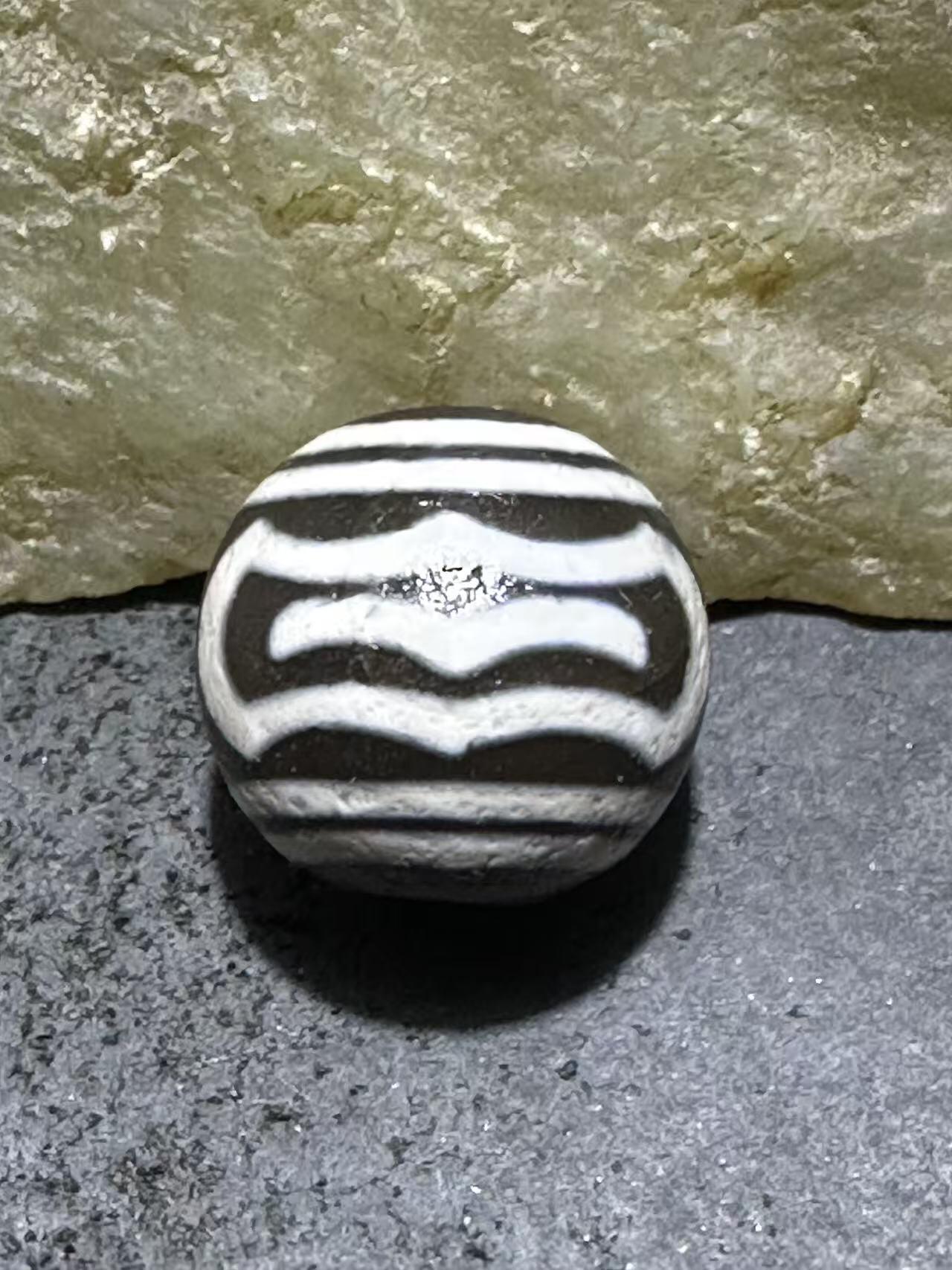 仅此一颗，精品藏传灰色大鹏天珠一颗，，