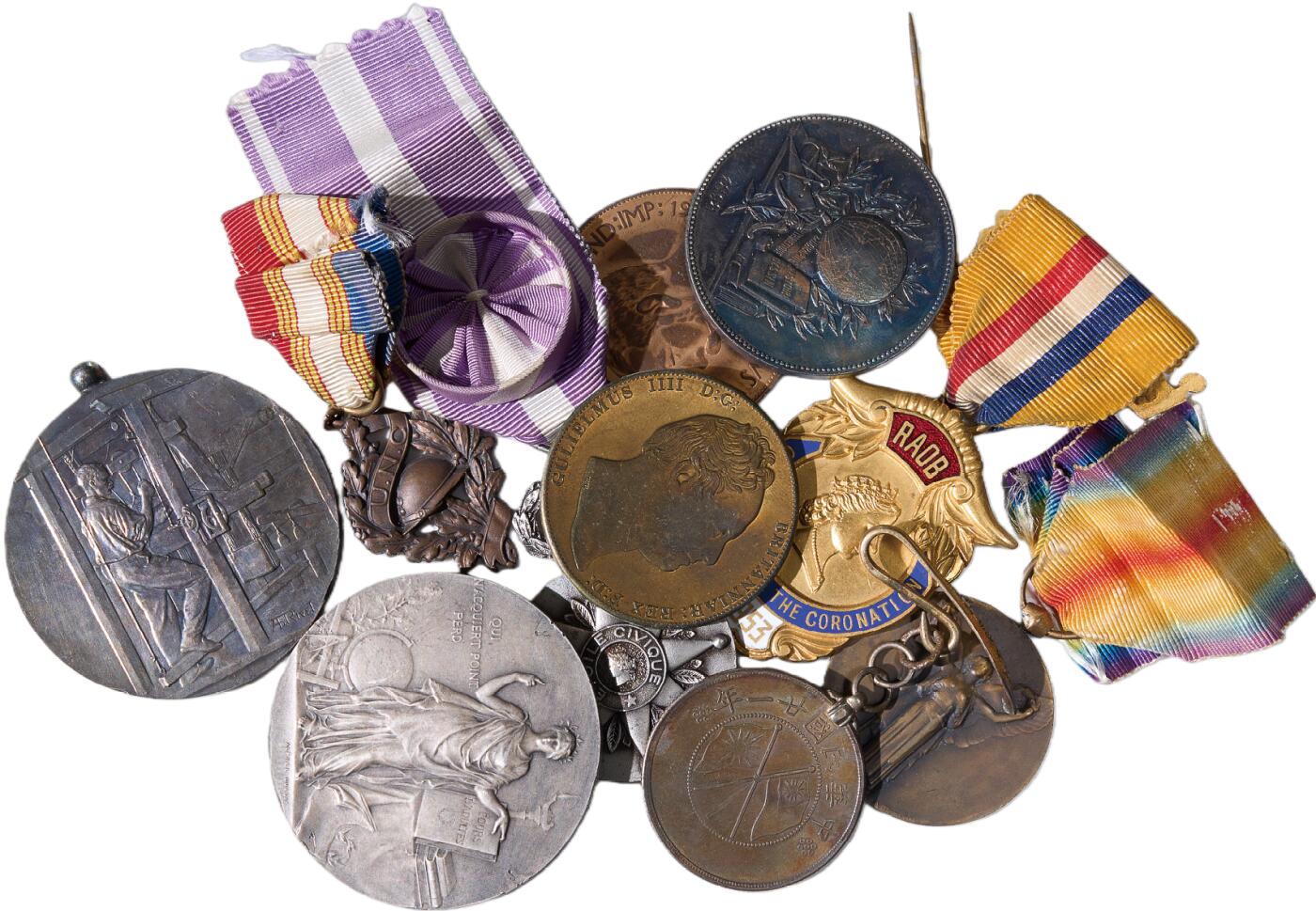 中新泰星2025年秋拍 徽章 纪念章及金银器专场 外国币型章徽章十枚一组