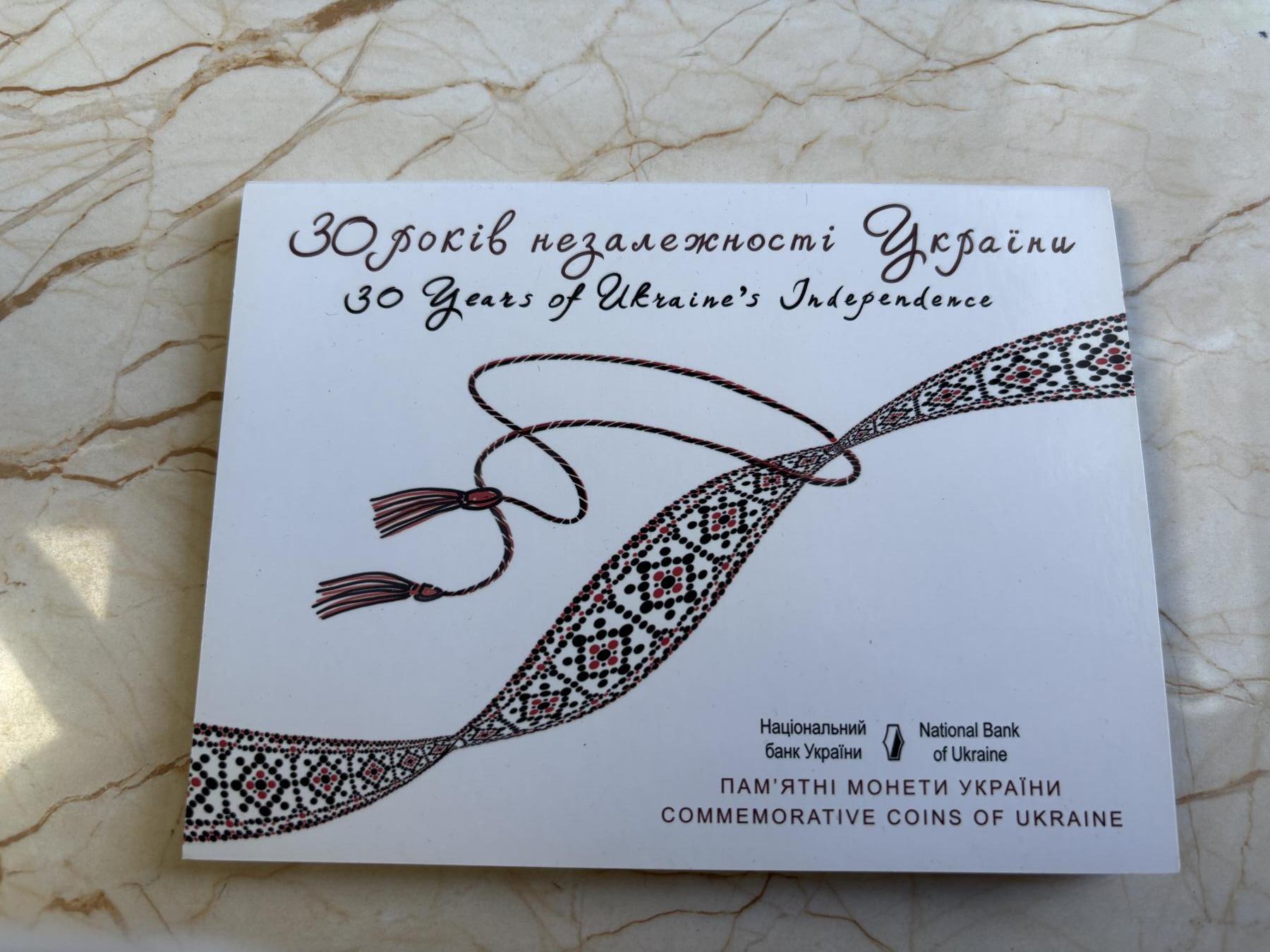 第181期拍卖 获奖卡装乌克兰2021年独立30周年彩色铜镍纪念币，获克劳斯2023年度最佳艺术币大奖