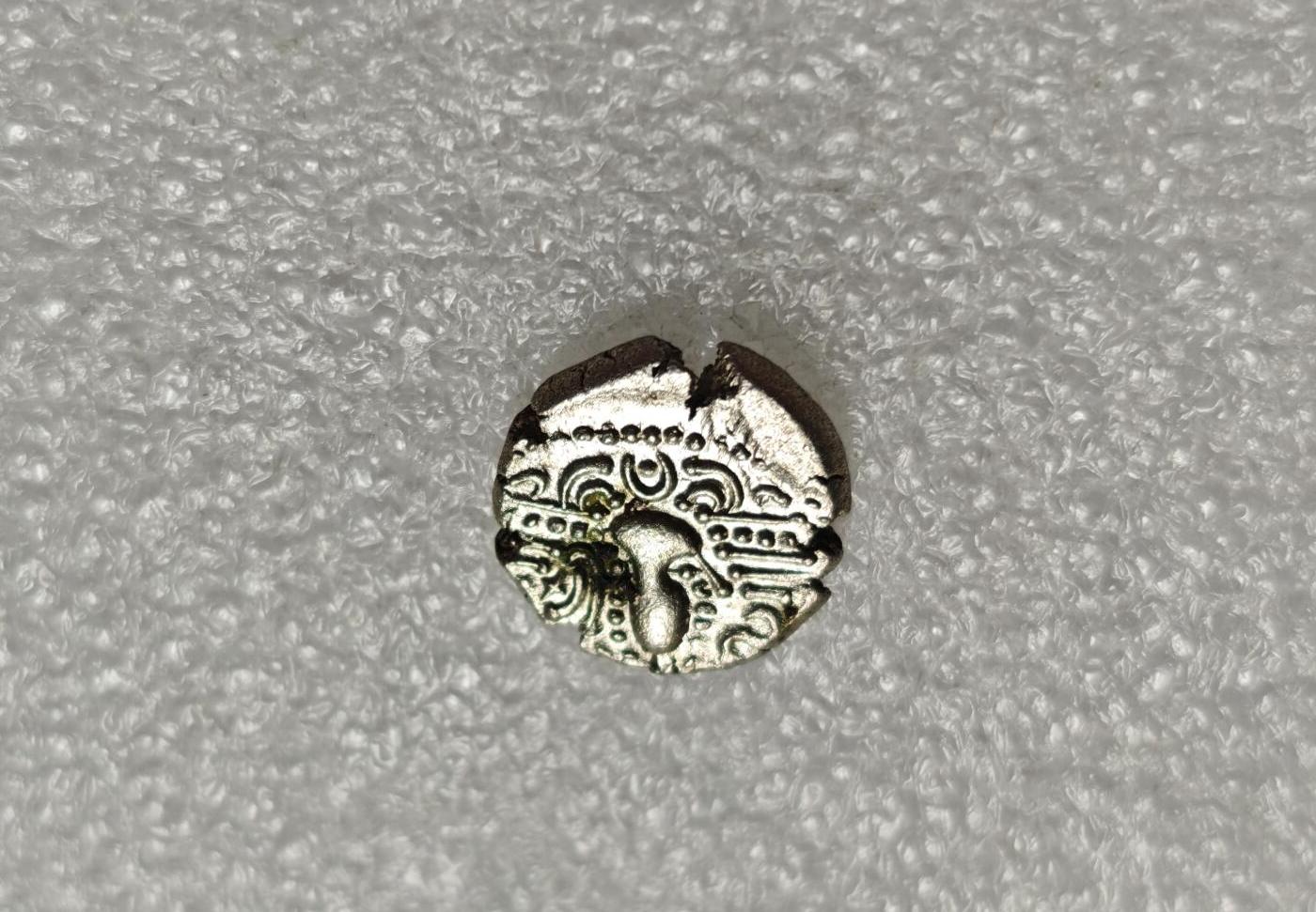 瓶子🏺第216期拍卖会  11世纪古吉拉特查拉建打制银币  深打好品