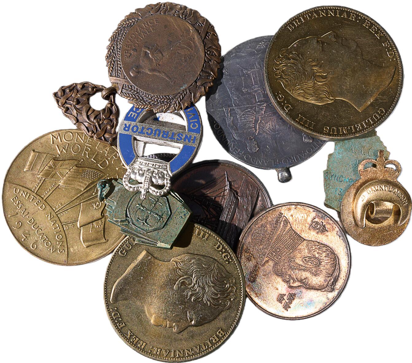 中新泰星2025年秋拍 徽章 纪念章及金银器专场 中外币型章十二枚一组