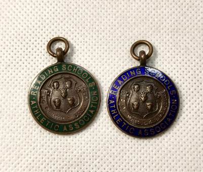 甄臻铺-世界币章拍卖（第39期）送拍享返佣金等优惠多多 - 英国伯克郡雷丁学院体育协会铜章 拔河比赛   1936/1935 两枚  24.6mm