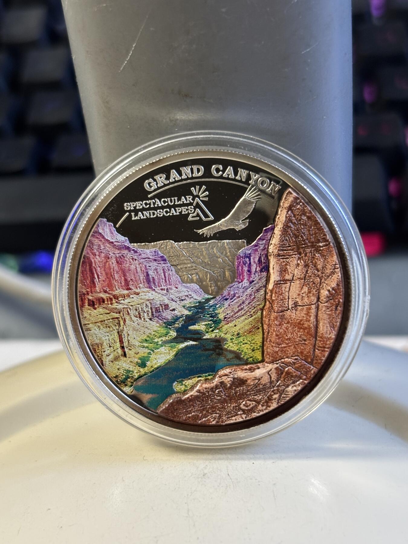 第181期拍卖 库克2014年美国科罗拉多大峡谷镶嵌石片彩色精制纪念银币，925银，20克，有氧化