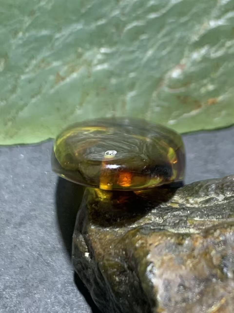 乌克兰蜜蜡随形通货吊坠一个，