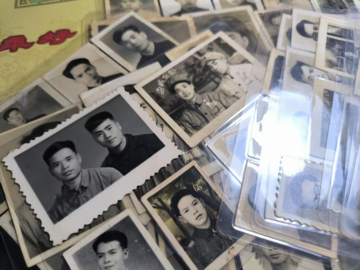 罗岚⭐爱藏⭐精品专拍第七场-分享拍场赚佣（周六有群拍，详细看简介） 解放军21份照片，贺卡，和解放军慰问手册 一套一个家族的 全塑封处理 含部分军装照、佩戴抗美等奖章照片  