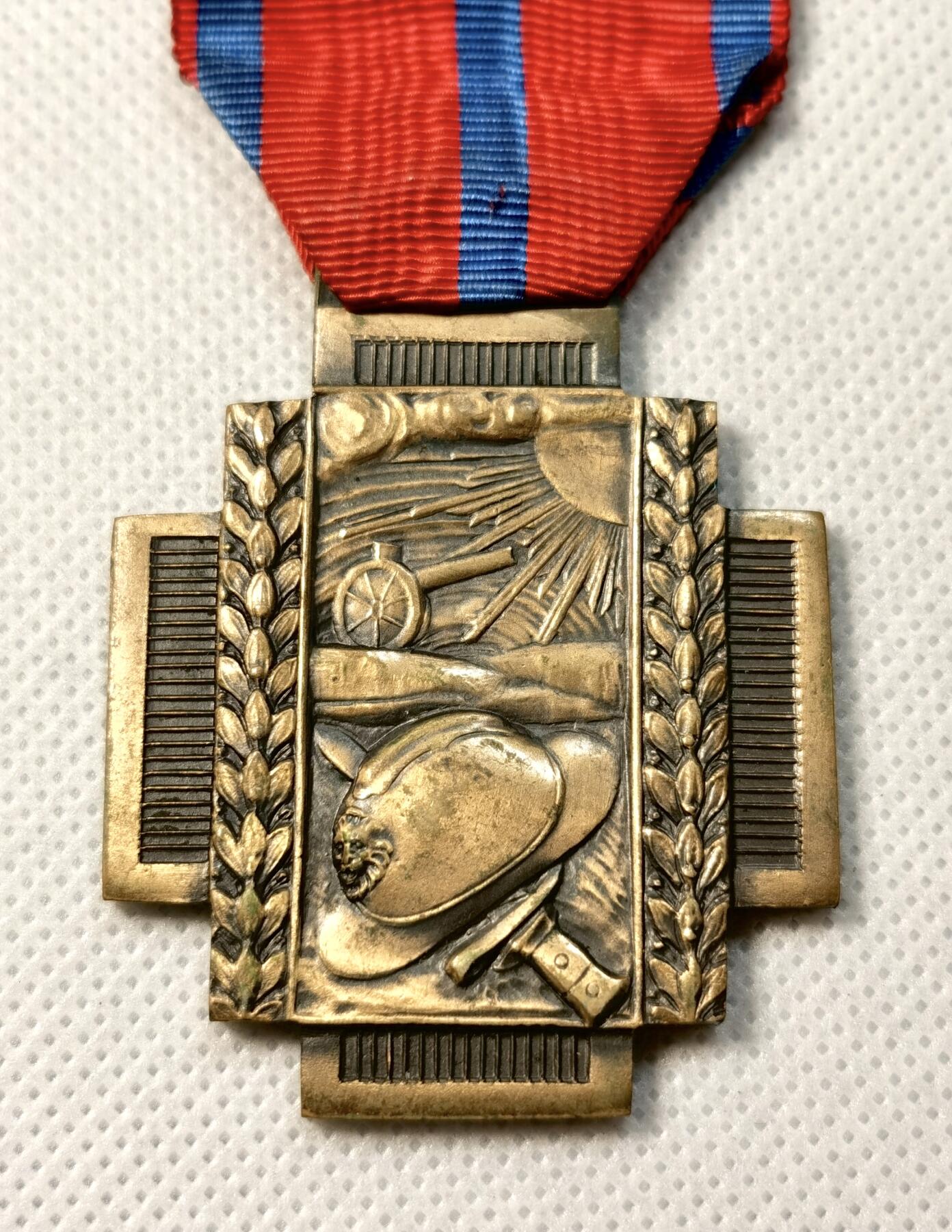 甄臻铺-世界币章拍卖（第39期）送拍享返佣金等优惠多多 具体信息没查到应该是是炮击伤员勇敢奖章，头盔有狮子版本  红蓝绶带  铜