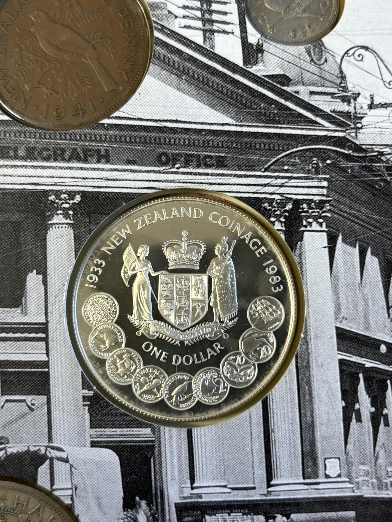 第181期拍卖 册装新西兰 1934-1983年 8枚精装套币 含2枚纪念银币，大银币含银925，重28.28克，1935年的含500银，5.65克，银价差不多340