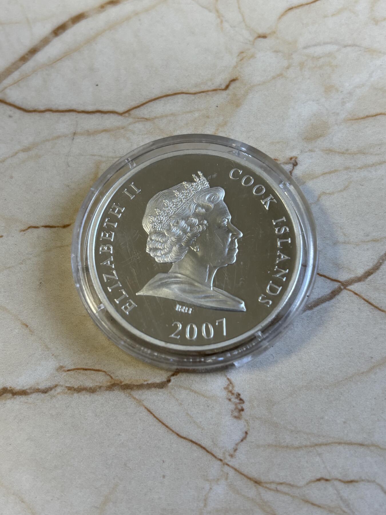 第181期拍卖 获奖库克2007年奇观系列复活节岛巨石像立体银币，999银，1盎司，发行量5000枚，世界上最美的25种钱币第三名，塑料盒有破