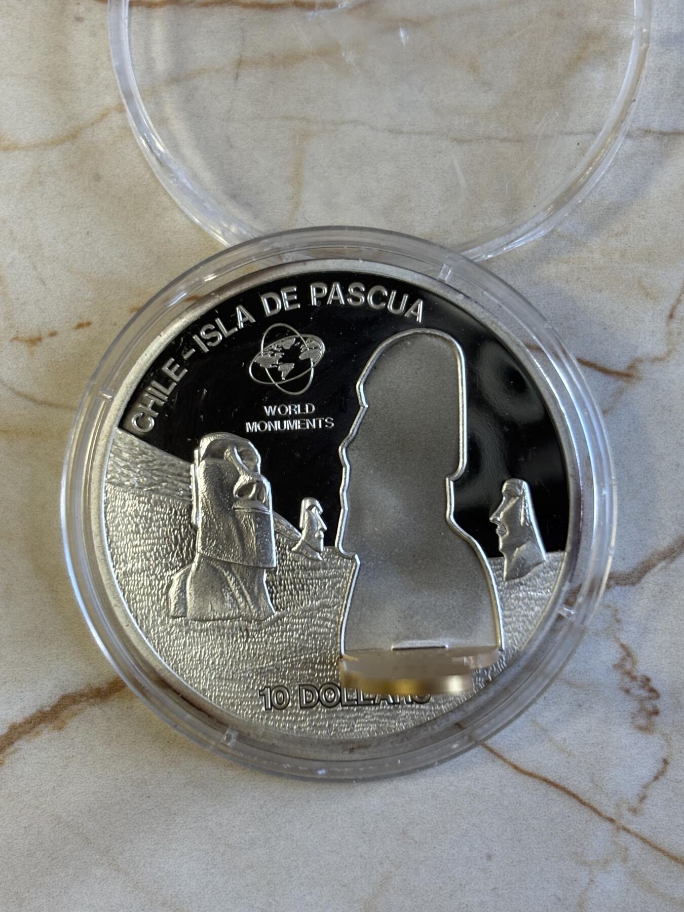 第181期拍卖 获奖库克2007年奇观系列复活节岛巨石像立体银币，999银，1盎司，发行量5000枚，世界上最美的25种钱币第三名，塑料盒有破