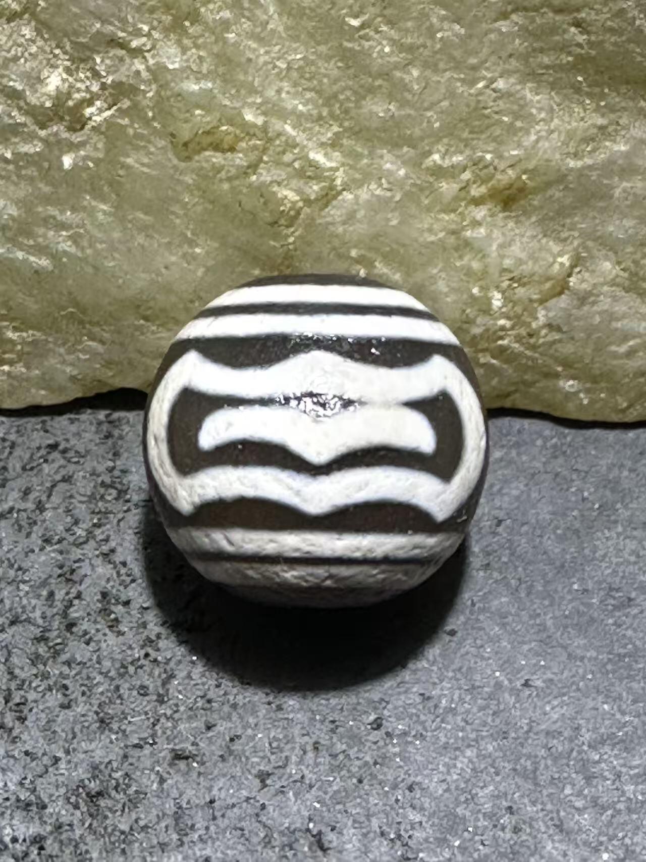 仅此一颗，精品藏传灰色大鹏天珠一颗，，