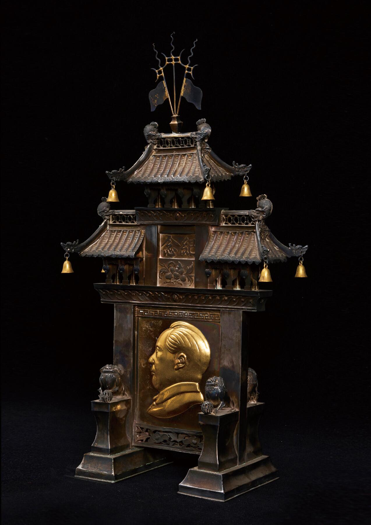 中新泰星2025年秋拍 徽章 纪念章及金银器专场 民国时期制纪念牌坊嵌伟人像银质摆件一座