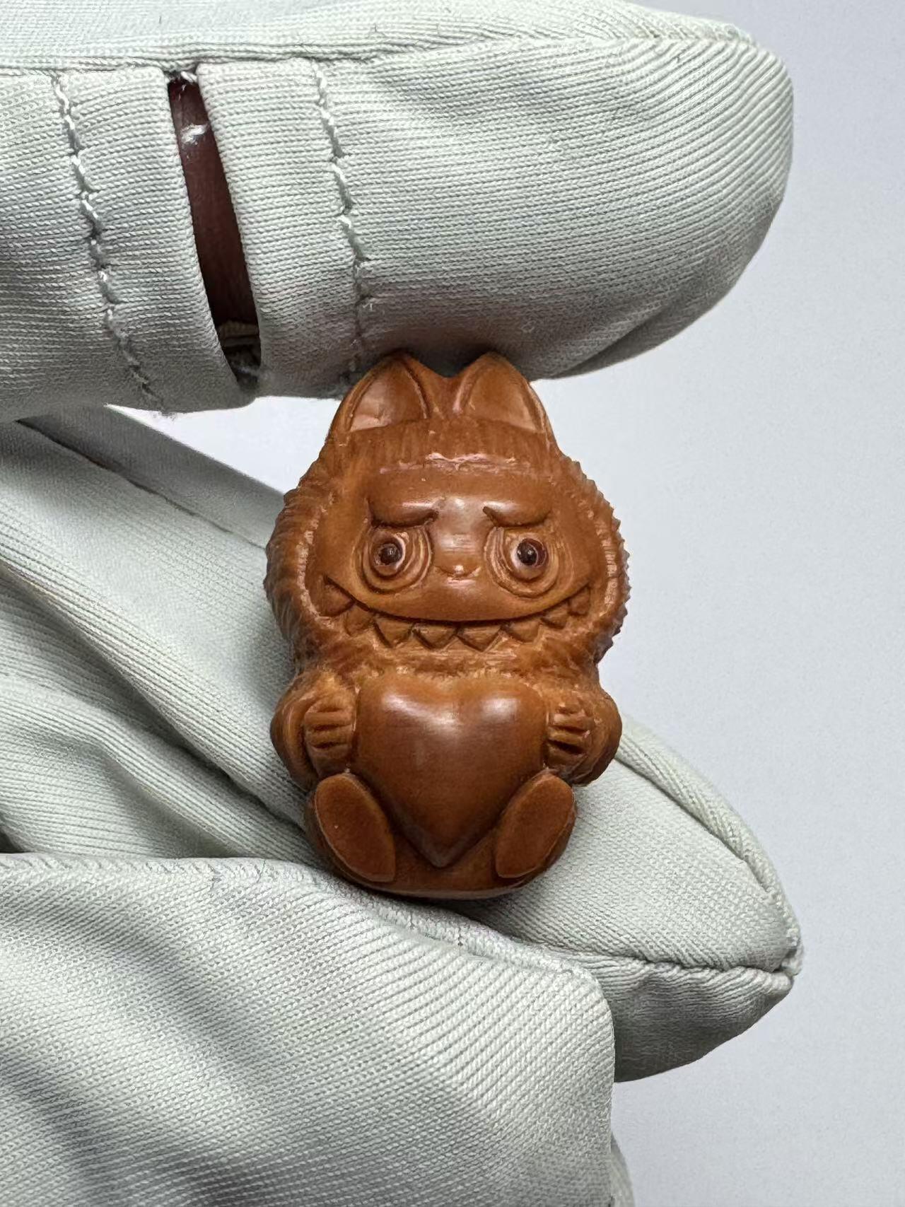 零元拍：橄榄核雕 爱心拉布布 高 2.3CM，宽 1.6CM，厚度 1.4CM