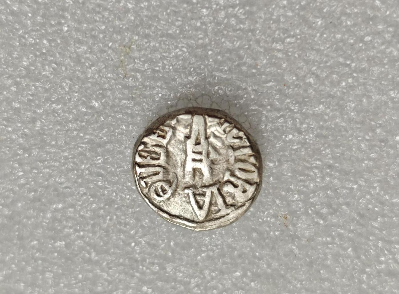 瓶子🏺第216期拍卖会  19世纪印度维多利亚女皇1卢比打制银币  11克左右  正面是拳刃图案