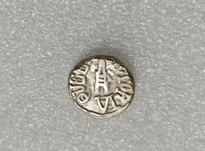 瓶子🏺第216期拍卖会 -  19世纪印度维多利亚女皇1卢比打制银币  11克左右  正面是拳刃图案