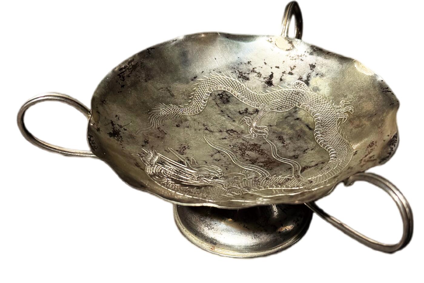 中新泰星2025年秋拍 钱币纪念章专场 清代錾刻龙纹龙纹银质果盘一件