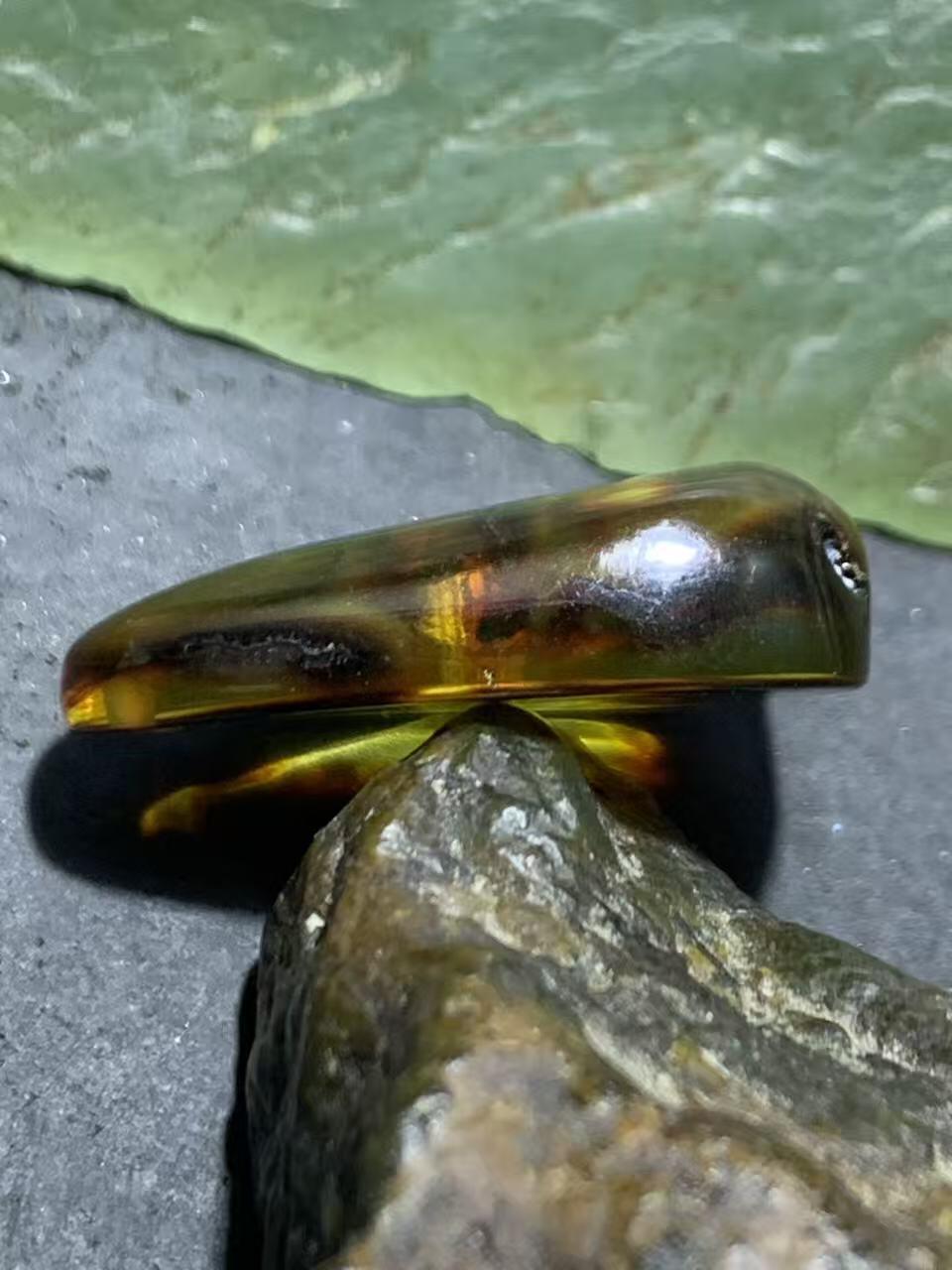 乌克兰蜜蜡随形通货吊坠一个，