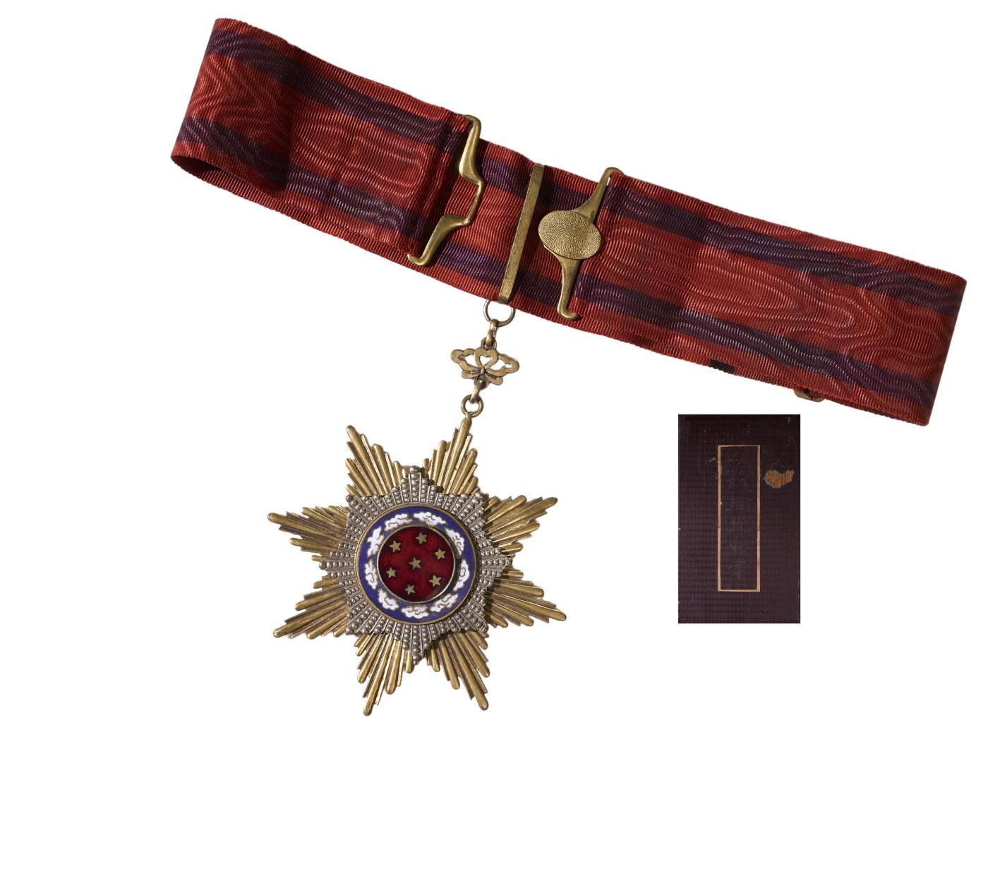 中新泰星2025年秋拍 徽章 纪念章及金银器专场 民国三等同光勋章一枚（带原盒、绶带）