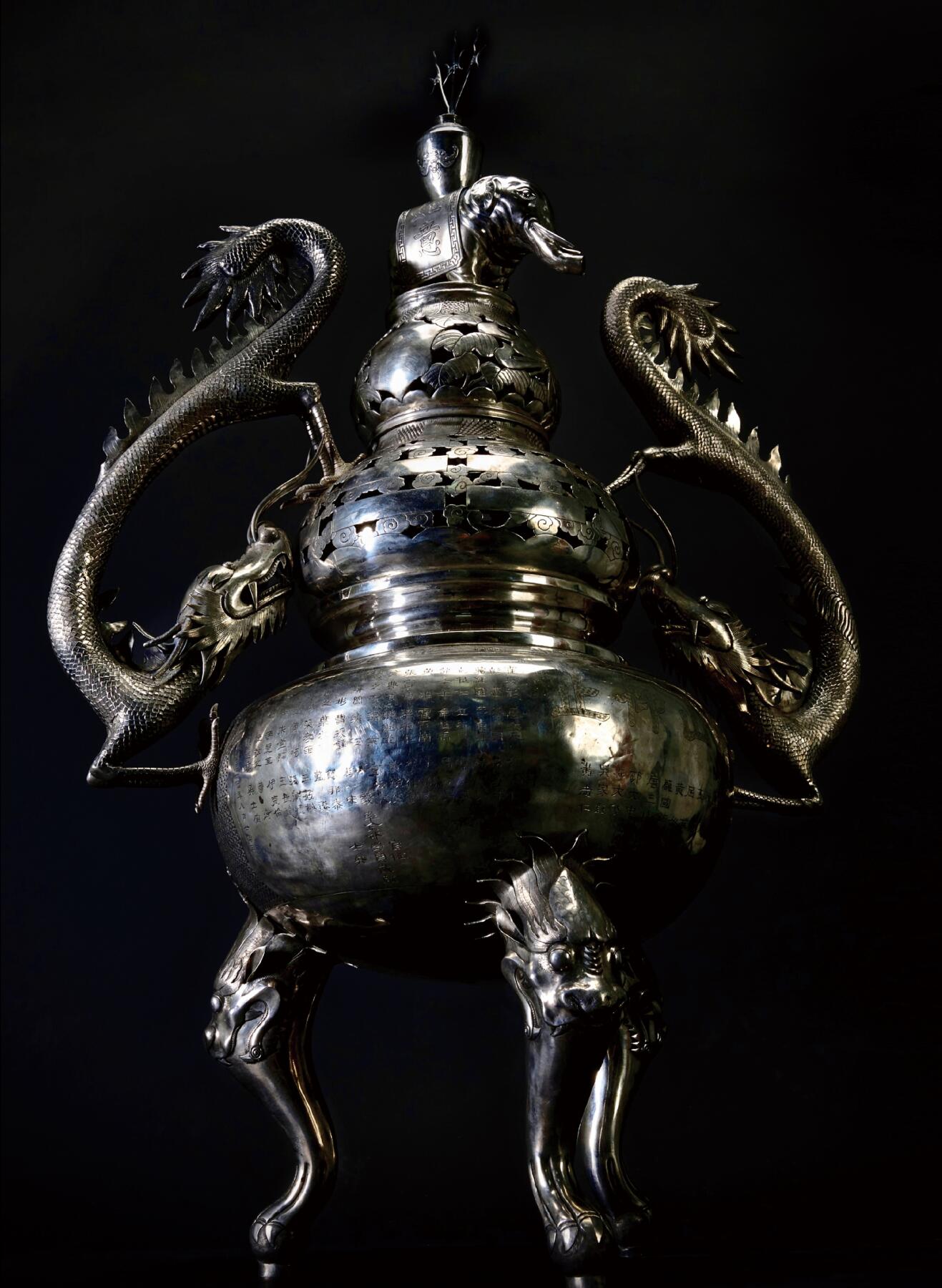 中新泰星2025年秋拍 徽章 纪念章及金银器专场 民国三十四年罗卓英获赠“高山仰止”高浮雕大型银质纪念宝鼎一座