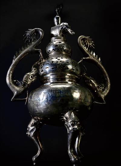 中新泰星2025年秋拍 徽章 纪念章及金银器专场 - 民国三十四年罗卓英获赠“高山仰止”高浮雕大型银质纪念宝鼎一座