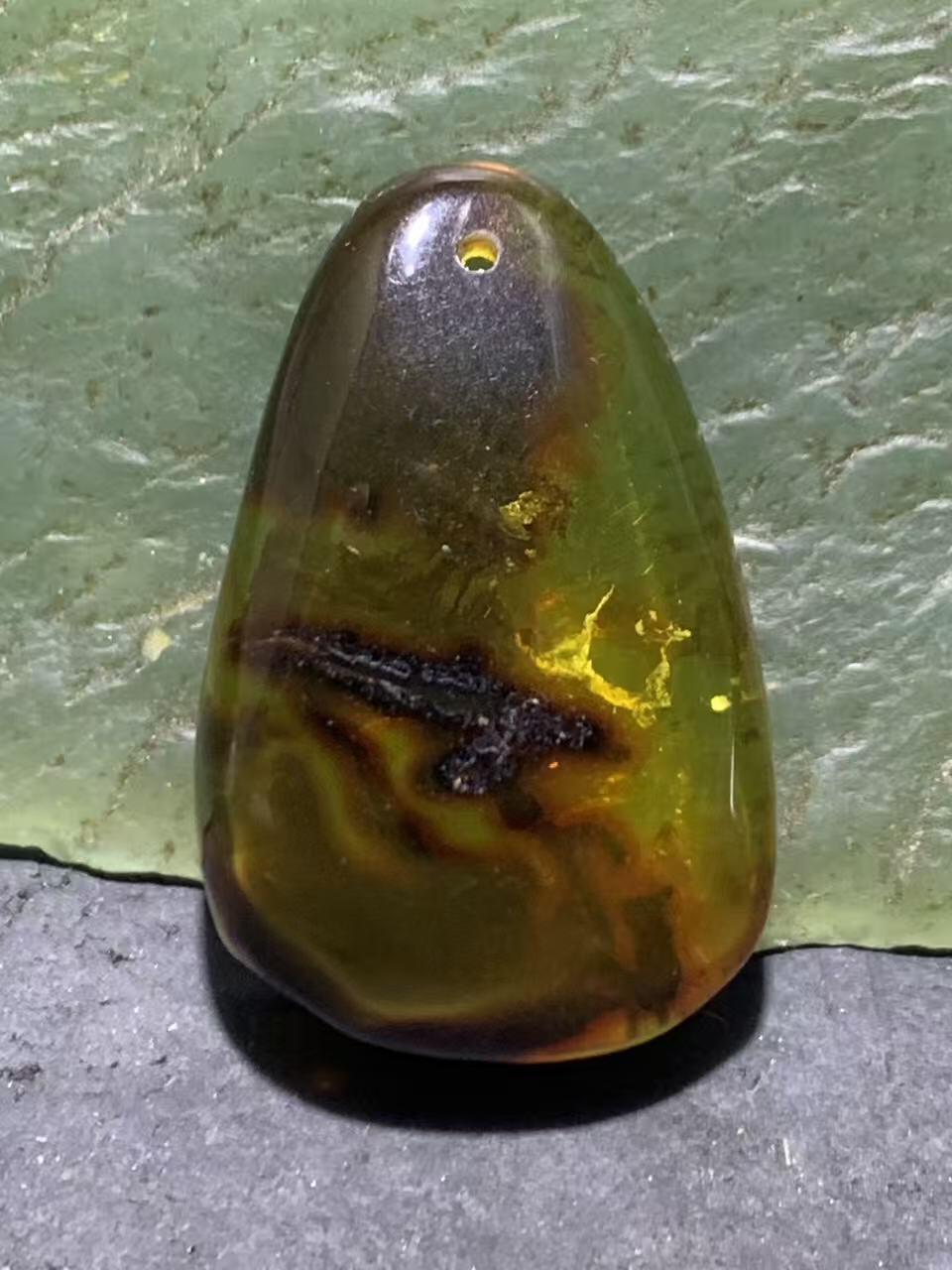 乌克兰蜜蜡随形通货吊坠一个，