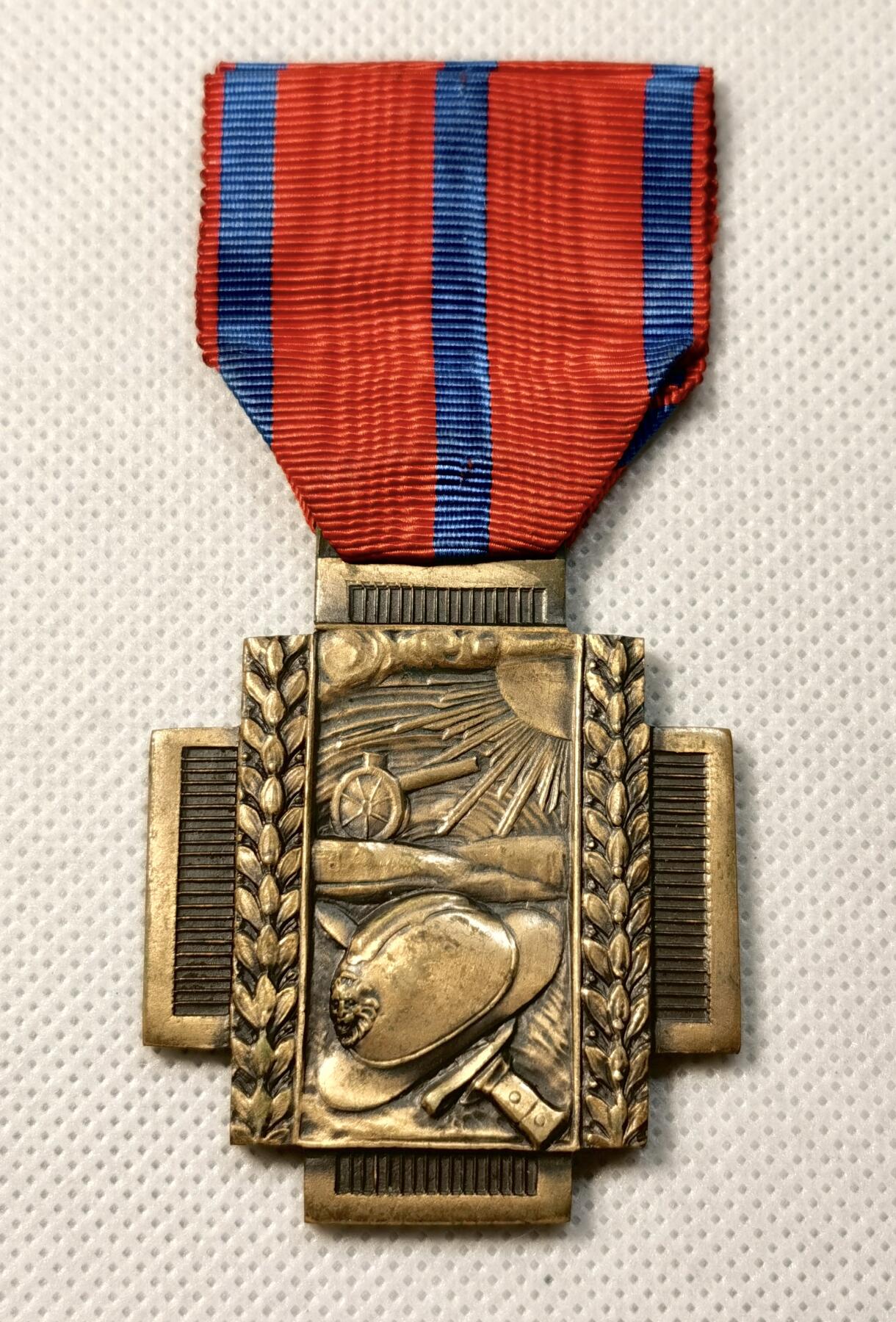 甄臻铺-世界币章拍卖（第39期）送拍享返佣金等优惠多多 具体信息没查到应该是是炮击伤员勇敢奖章，头盔有狮子版本  红蓝绶带  铜