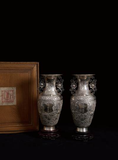 中新泰星2025年秋拍 徽章 纪念章及金银器专场 - 民国“孙传芳赠英国驻华外交官韦礼敦爵士”银质纪念花瓶一对