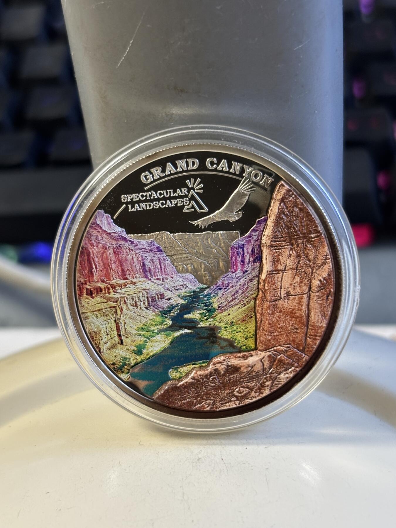 第181期拍卖 库克2014年美国科罗拉多大峡谷镶嵌石片彩色精制纪念银币，925银，20克，有氧化