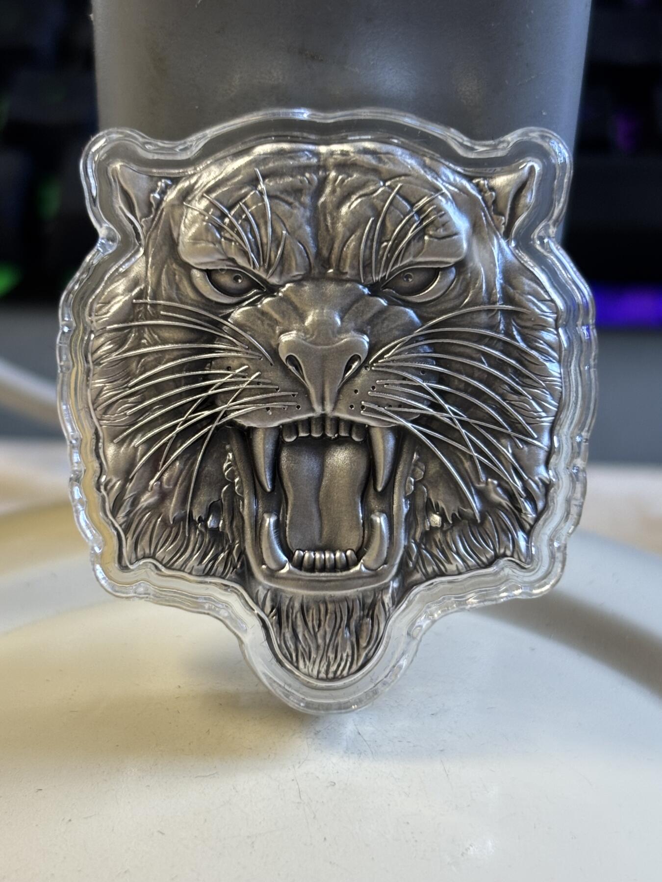 第181期拍卖 纽埃2022年凶猛的老虎2盎司异形仿古纪念银币，999银，发行2000枚