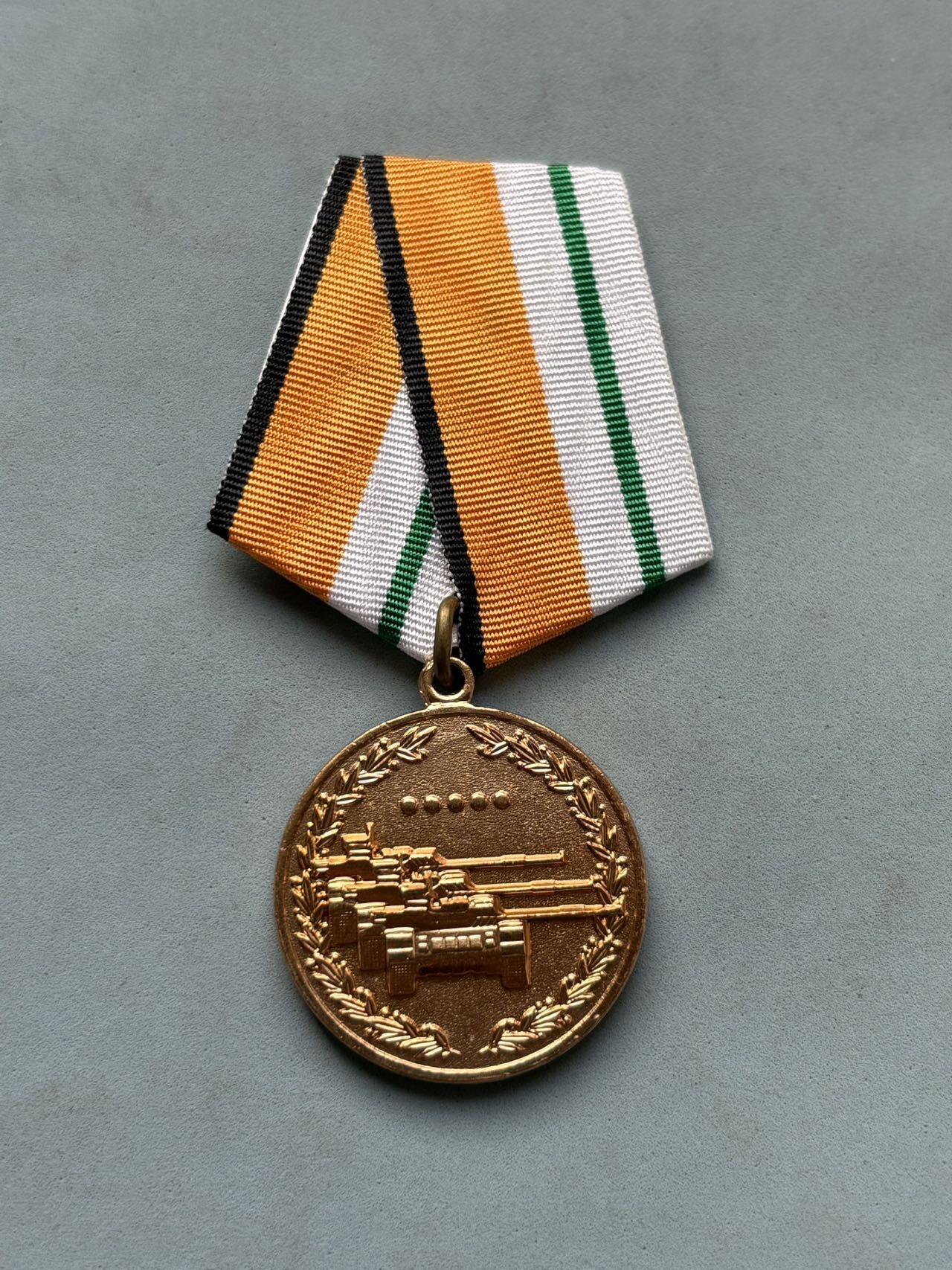 盛世勋华——号角文化勋章邮票专场拍卖第289期 俄罗斯2005年国际军事比赛“坦克两项”项目的二等奖奖章，“坦克两项”是俄罗斯主导的国际军事技能竞赛项目之一，此类奖章是赛事荣誉体系的组成部分，体现了对参赛队伍技能水平的层级化表彰。