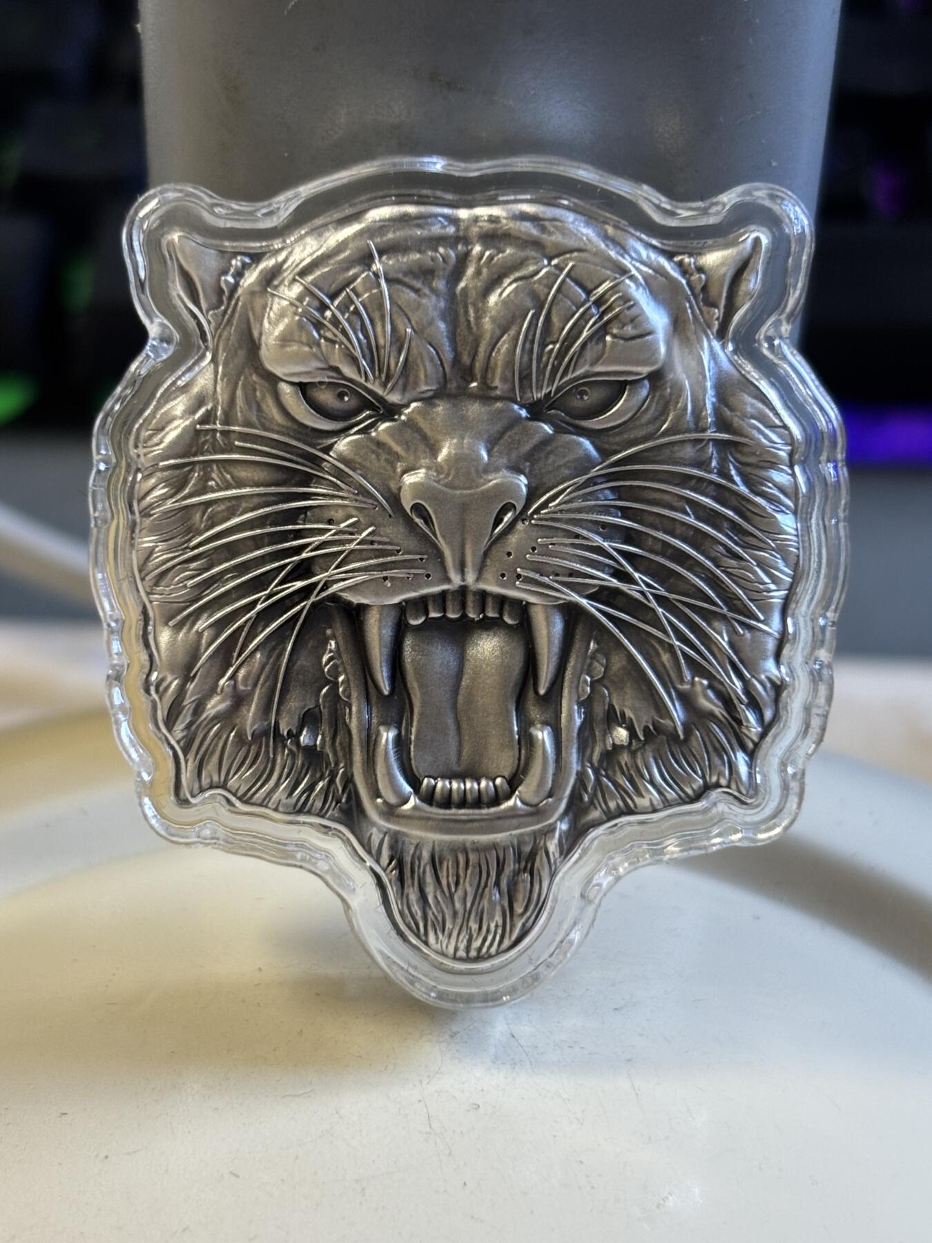 第181期拍卖 纽埃2022年凶猛的老虎2盎司异形仿古纪念银币，999银，发行2000枚