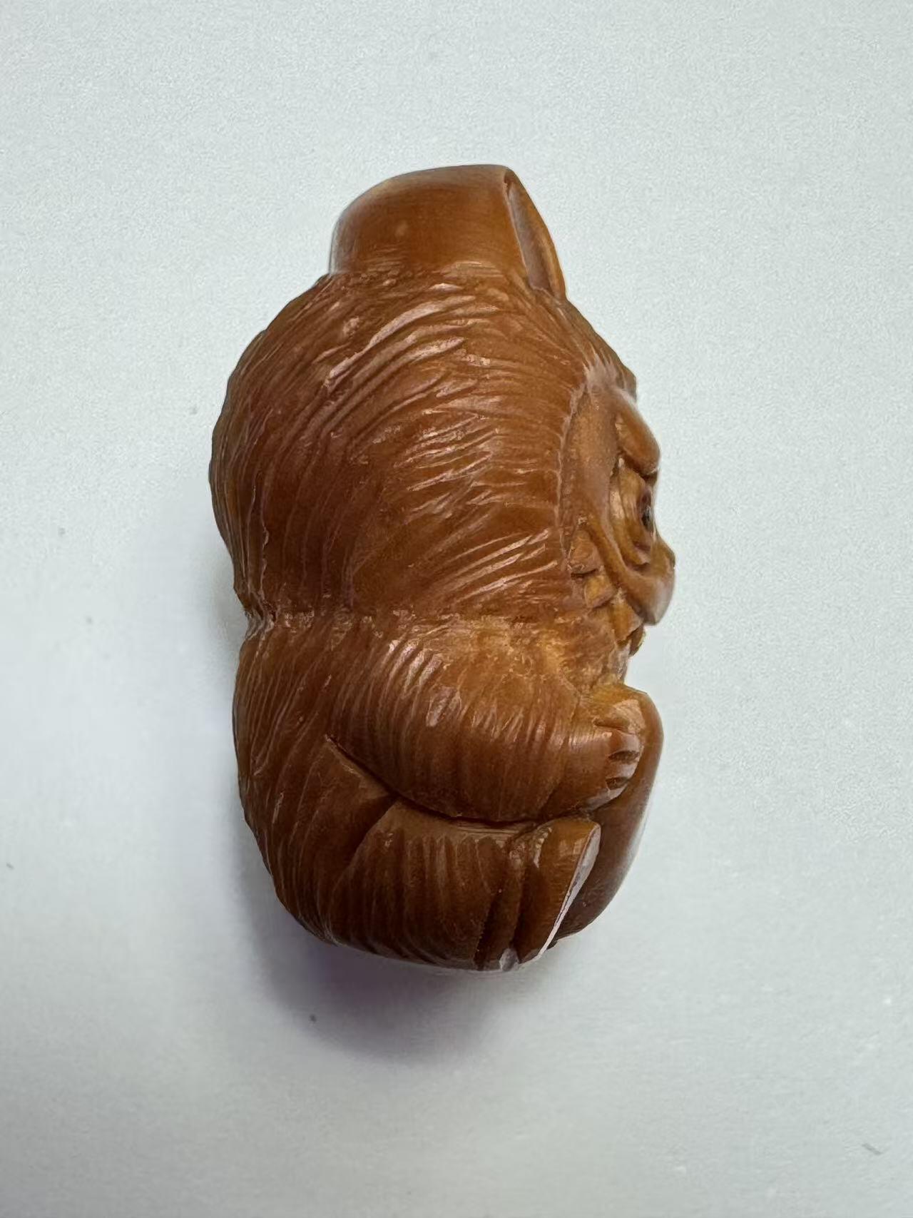 零元拍：橄榄核雕 爱心拉布布 高 2.3CM，宽 1.6CM，厚度 1.4CM