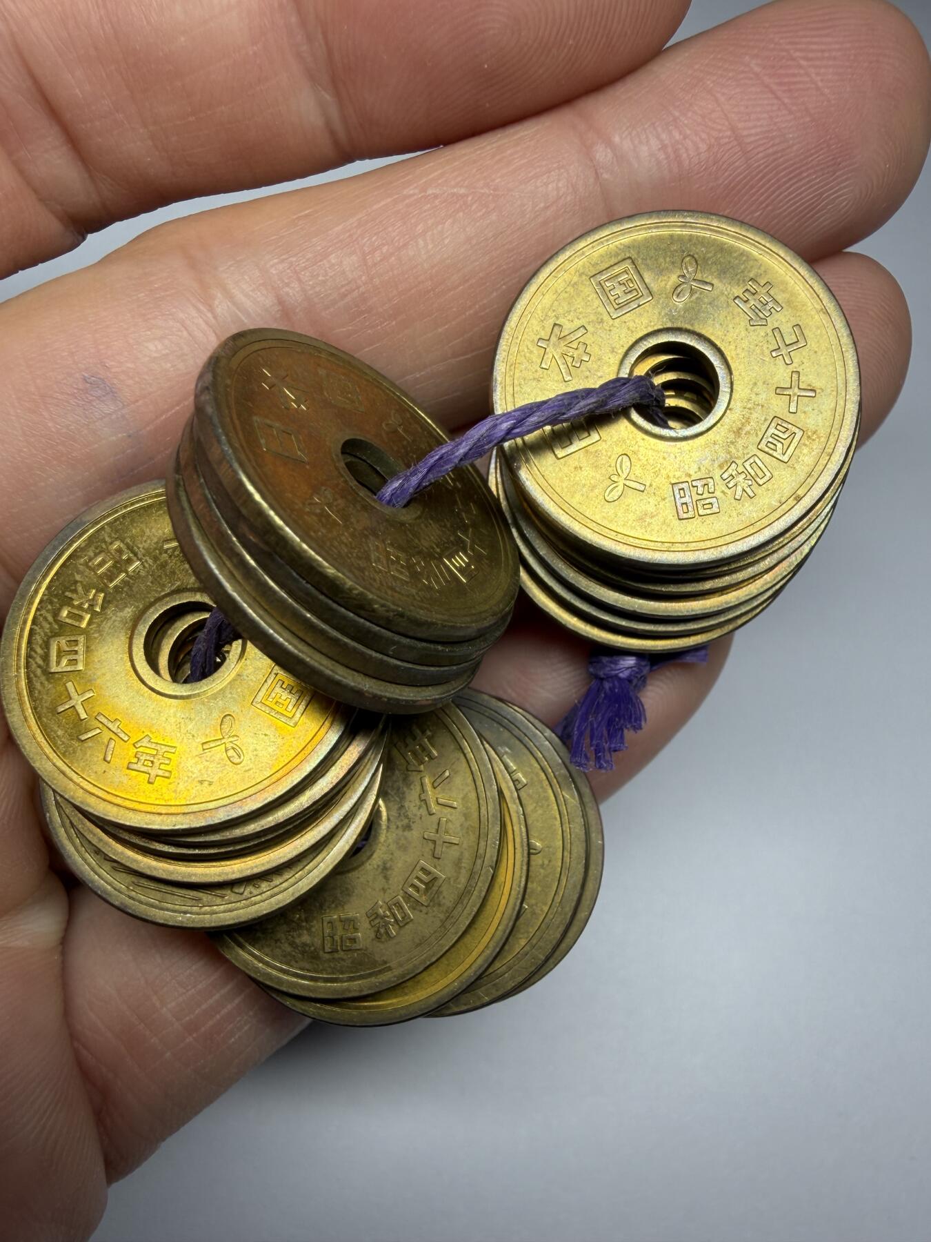 2025年集古藏今外币拍卖第十期-第6场—（总第286拍），可以寄存60天，满160元包邮。 好品幸运币昭和46、47年五元20枚