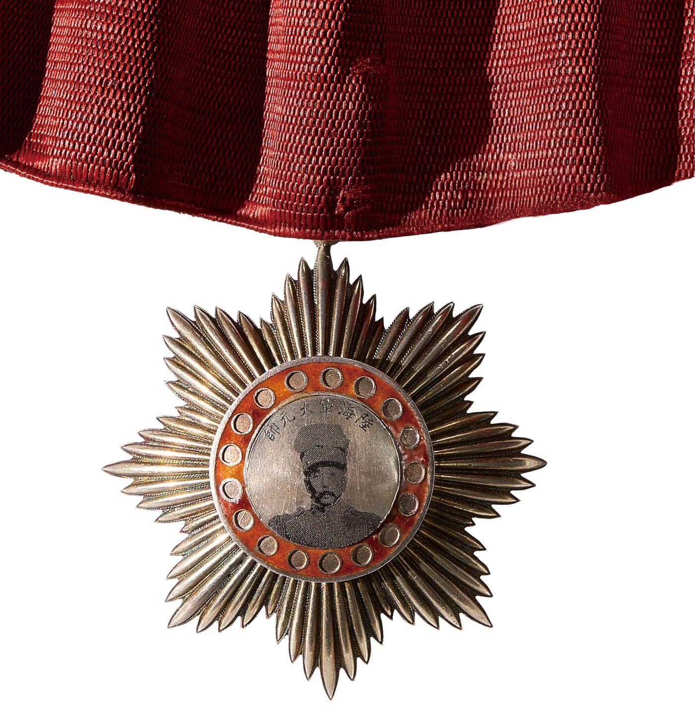 中新泰星2025年秋拍 徽章 纪念章及金银器专场 民国陆海军大元帅张作霖像纪念章一枚