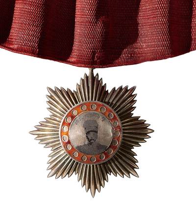 中新泰星2025年秋拍 徽章 纪念章及金银器专场 - 民国陆海军大元帅张作霖像纪念章一枚