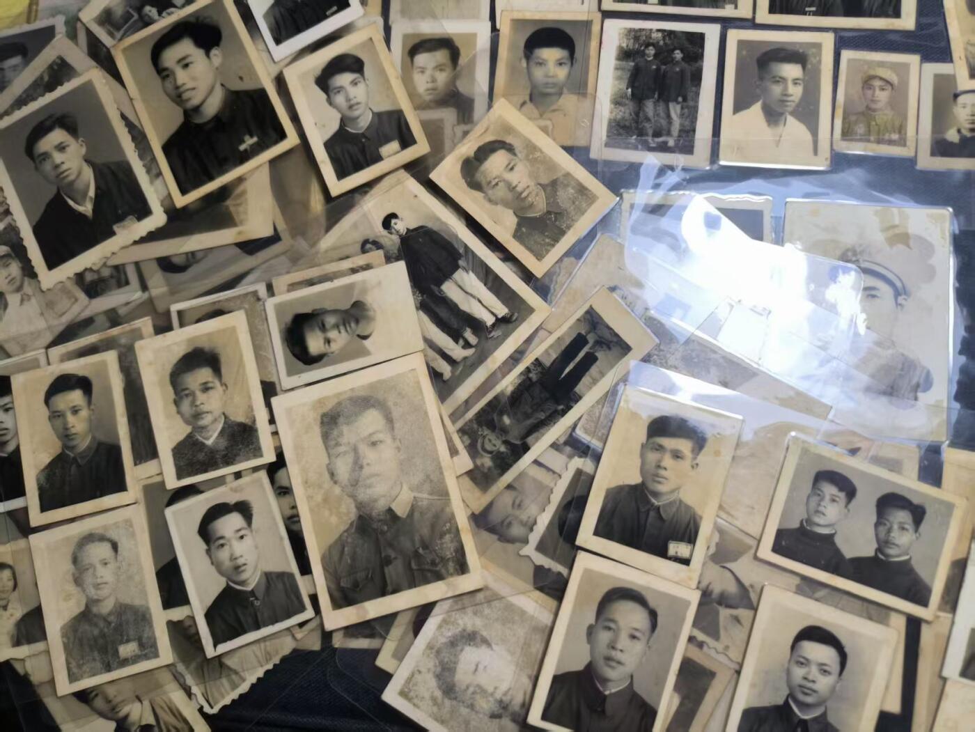 罗岚⭐爱藏⭐精品专拍第七场-分享拍场赚佣（周六有群拍，详细看简介） 解放军21份照片，贺卡，和解放军慰问手册 一套一个家族的 全塑封处理 含部分军装照、佩戴抗美等奖章照片  