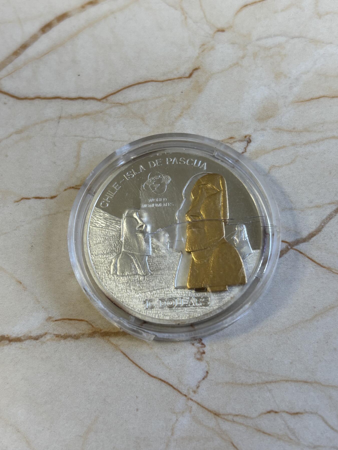 第181期拍卖 获奖库克2007年奇观系列复活节岛巨石像立体银币，999银，1盎司，发行量5000枚，世界上最美的25种钱币第三名，塑料盒有破