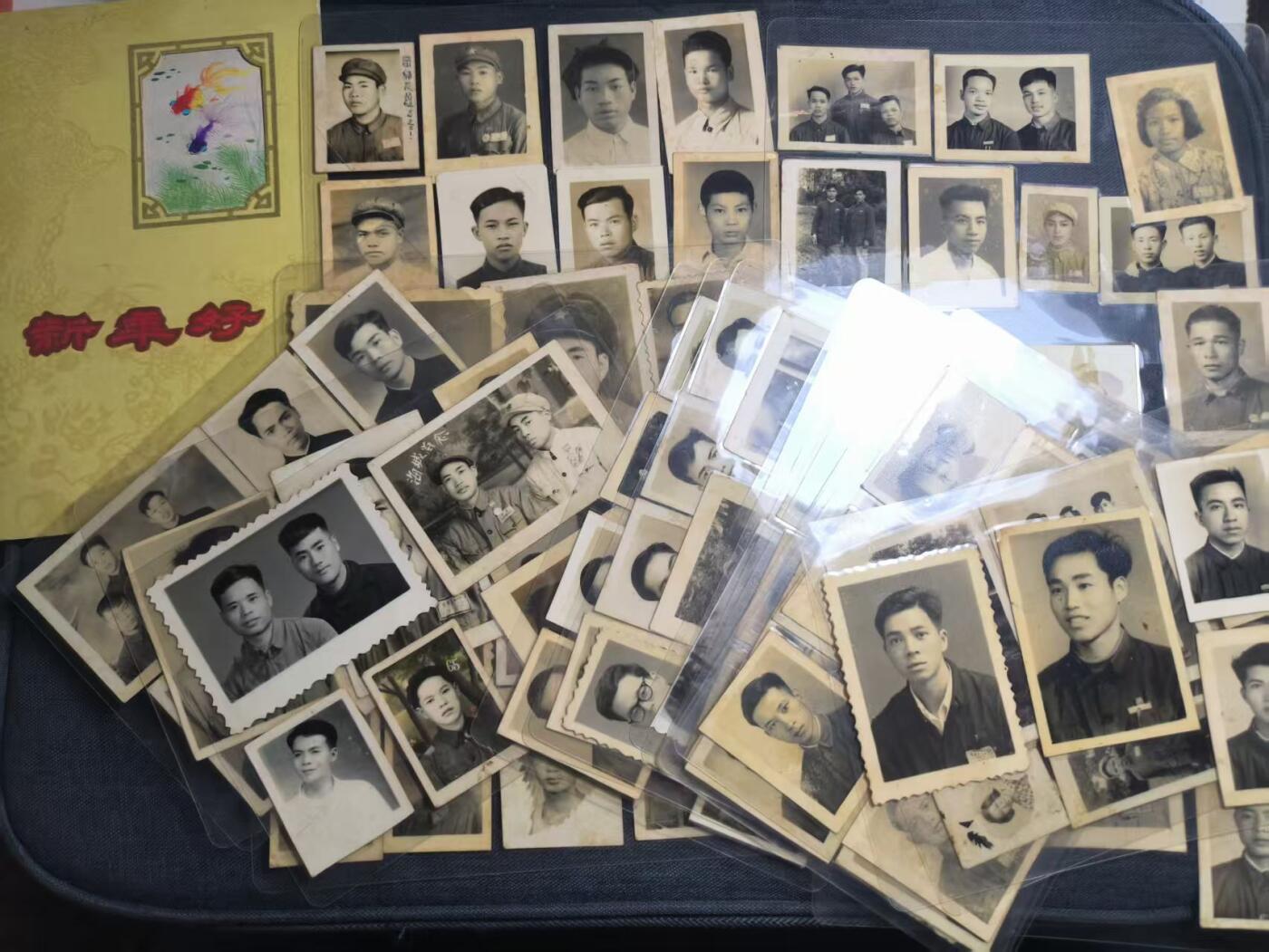 罗岚⭐爱藏⭐精品专拍第七场-分享拍场赚佣（周六有群拍，详细看简介） 解放军21份照片，贺卡，和解放军慰问手册 一套一个家族的 全塑封处理 含部分军装照、佩戴抗美等奖章照片  