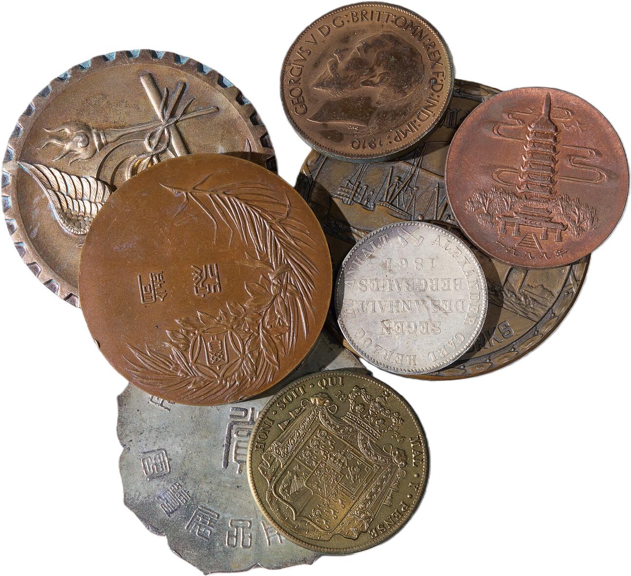 中新泰星2025年秋拍 徽章 纪念章及金银器专场 外国币型章八枚一组